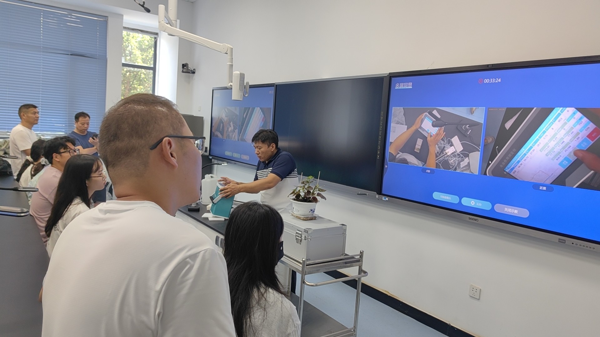 仪器演示.jpg 凡耕科技走进西北农林科技大学进行FS-3080H光合作用测定仪现场